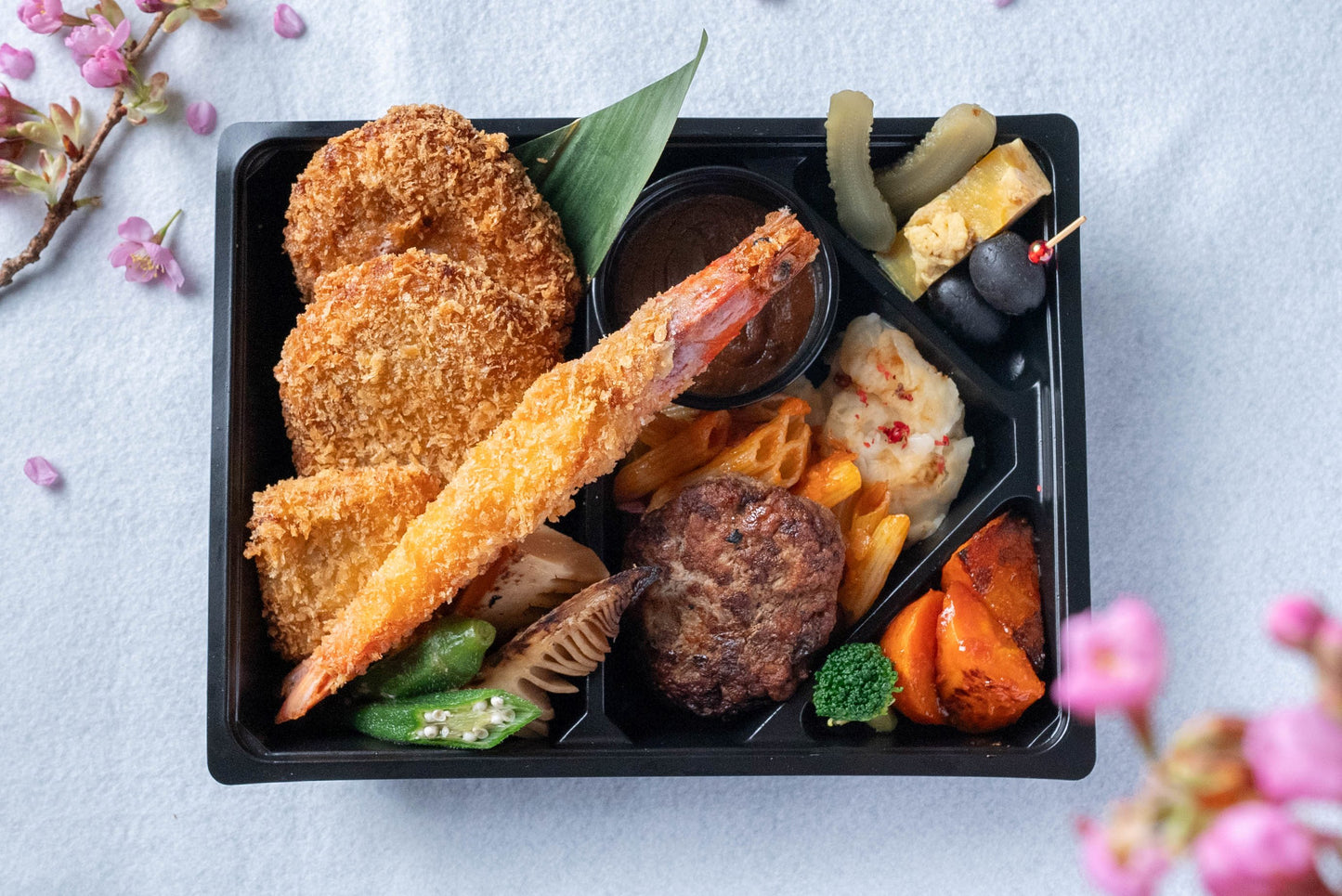 料理長の手づくりお花見弁当「昔ながらの洋食セット」.