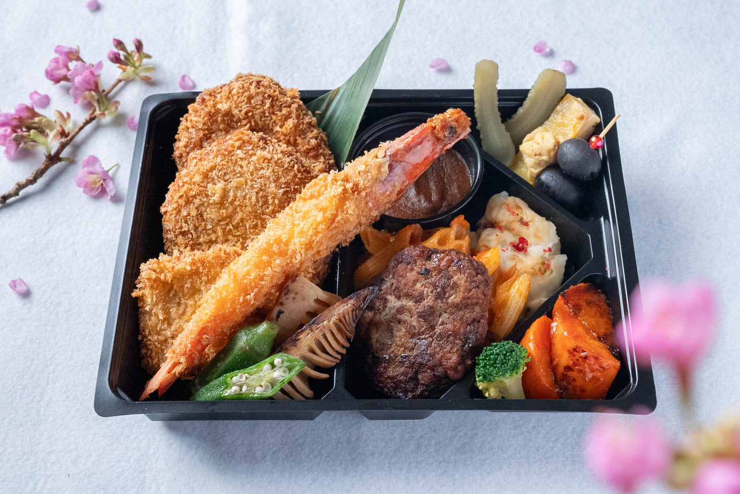料理長の手づくりお花見弁当「昔ながらの洋食セット」.