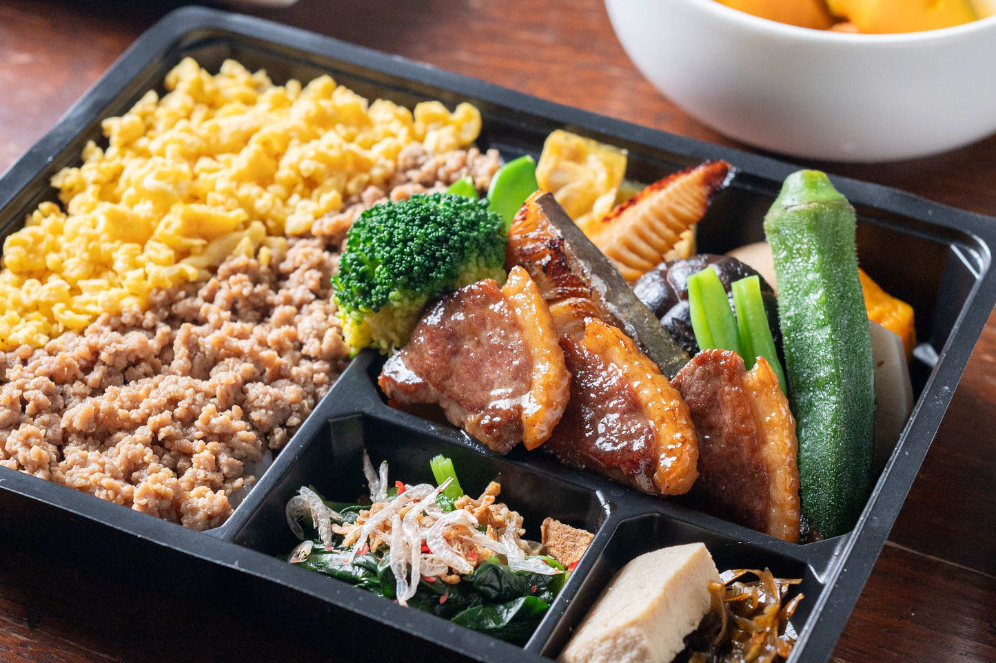 料理長の手づくりお花見弁当「鴨とたまごのそぼろ弁当」.