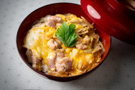 お待たせしました「ロースたっぷり」河内鴨の親子丼をはじめました。