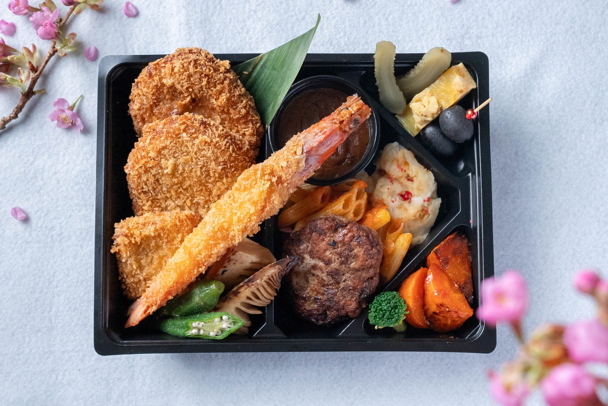 料理長の手づくりお花見弁当「昔ながらの洋食セット」.