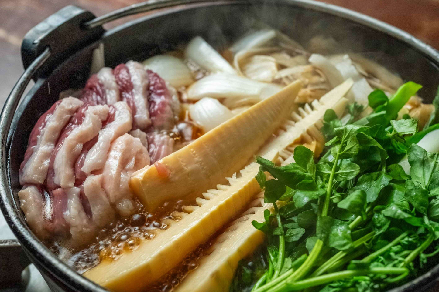 ［鴨すき・関西風］春～初夏限定 河内鴨とクレソン、新玉ねぎと筍のすき焼きセット 藤乃工房謹製 生二八そば付　