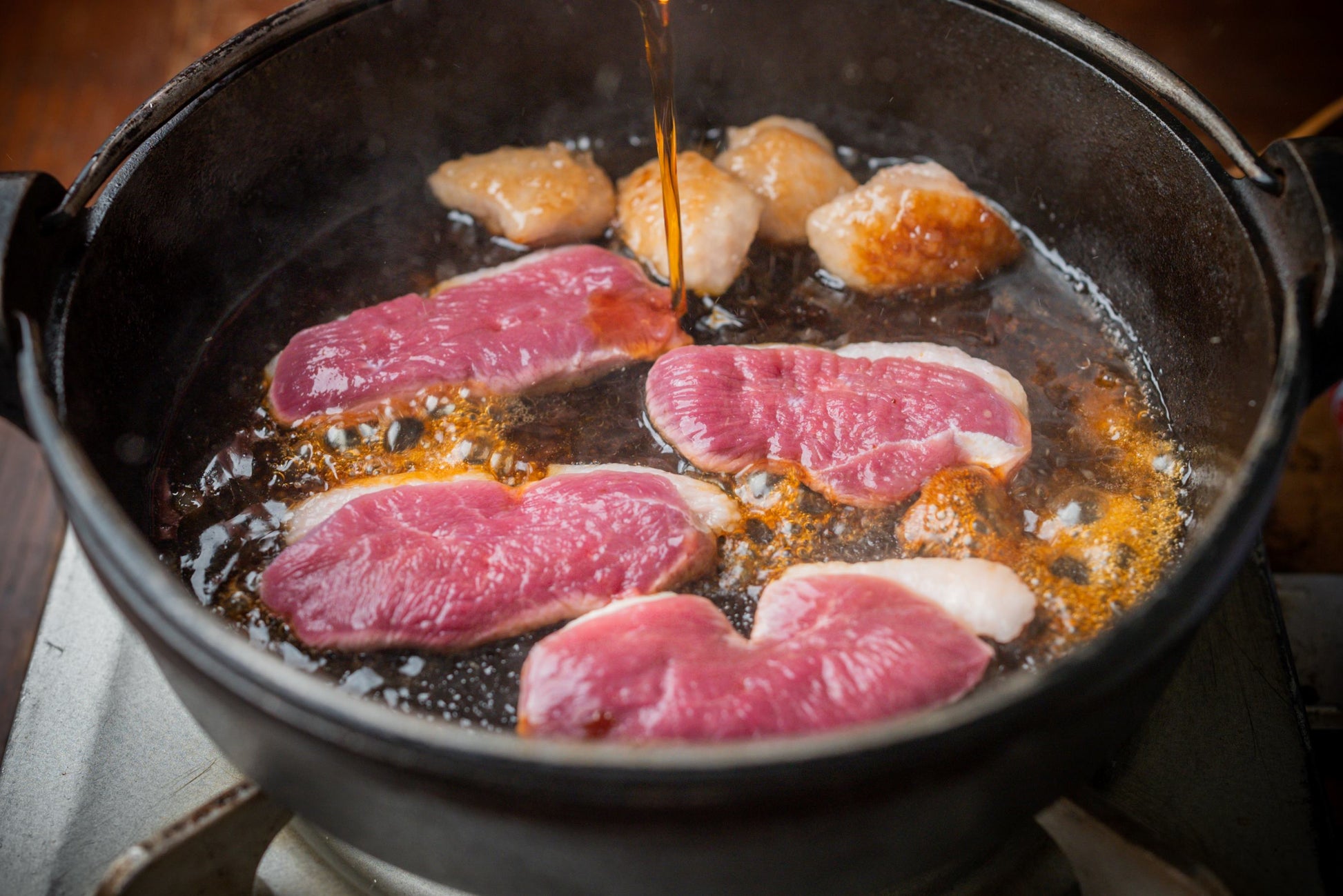 河内鴨と松茸のすき焼き、まずは河内鴨ロースを割り下でお召し上がりください。