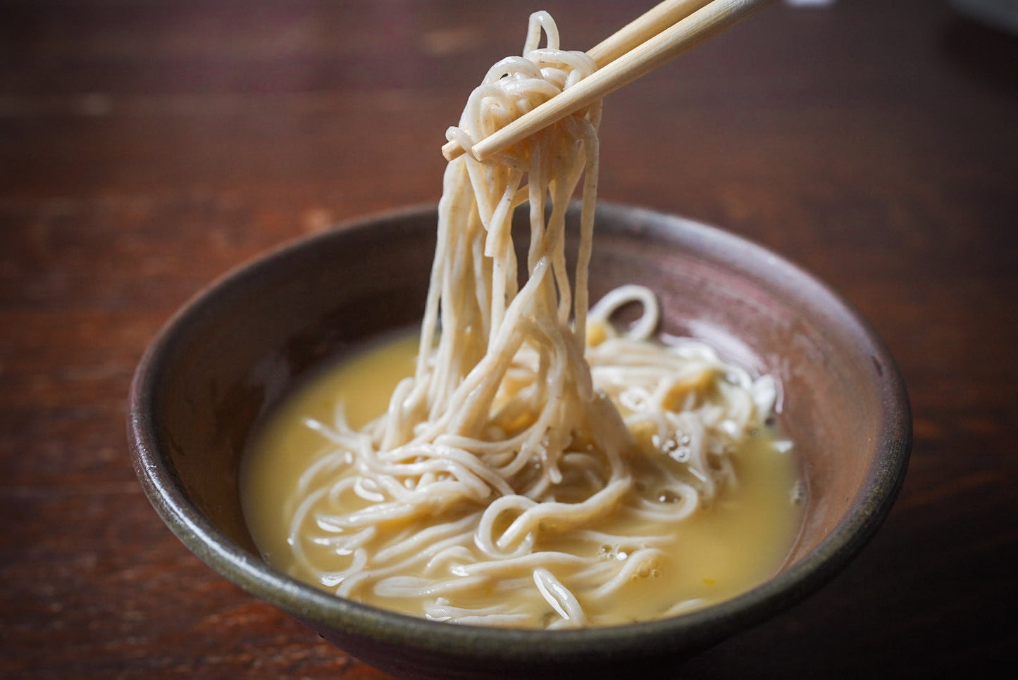 冷たいお出汁と卵で食べる二八蕎麦