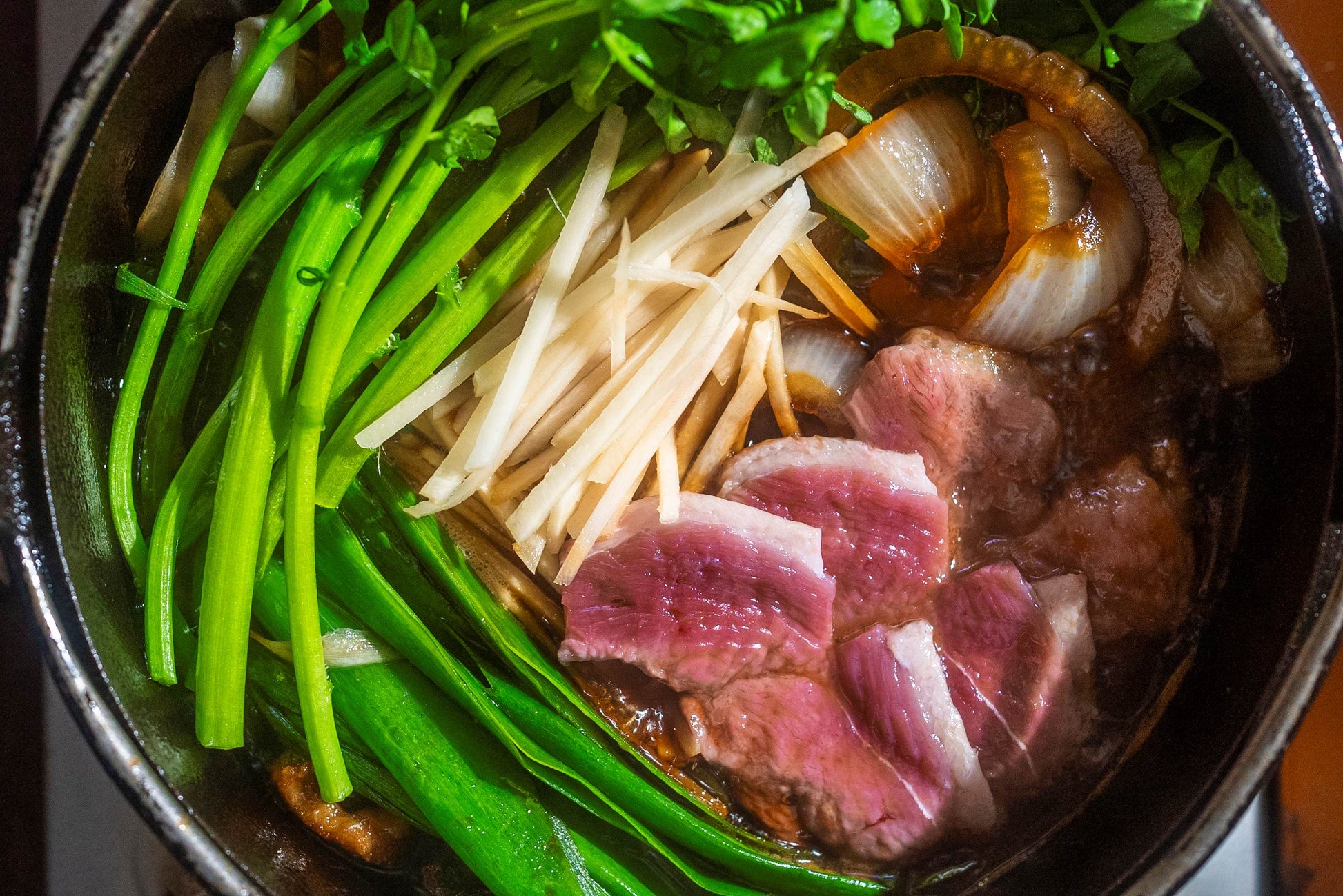 【ふろしきギフト・夏の贈り物】［鴨すき・関西風・夏限定］河内鴨とクレソン、新しょうがのすき焼き　藤乃工房謹製 生二八そば付.