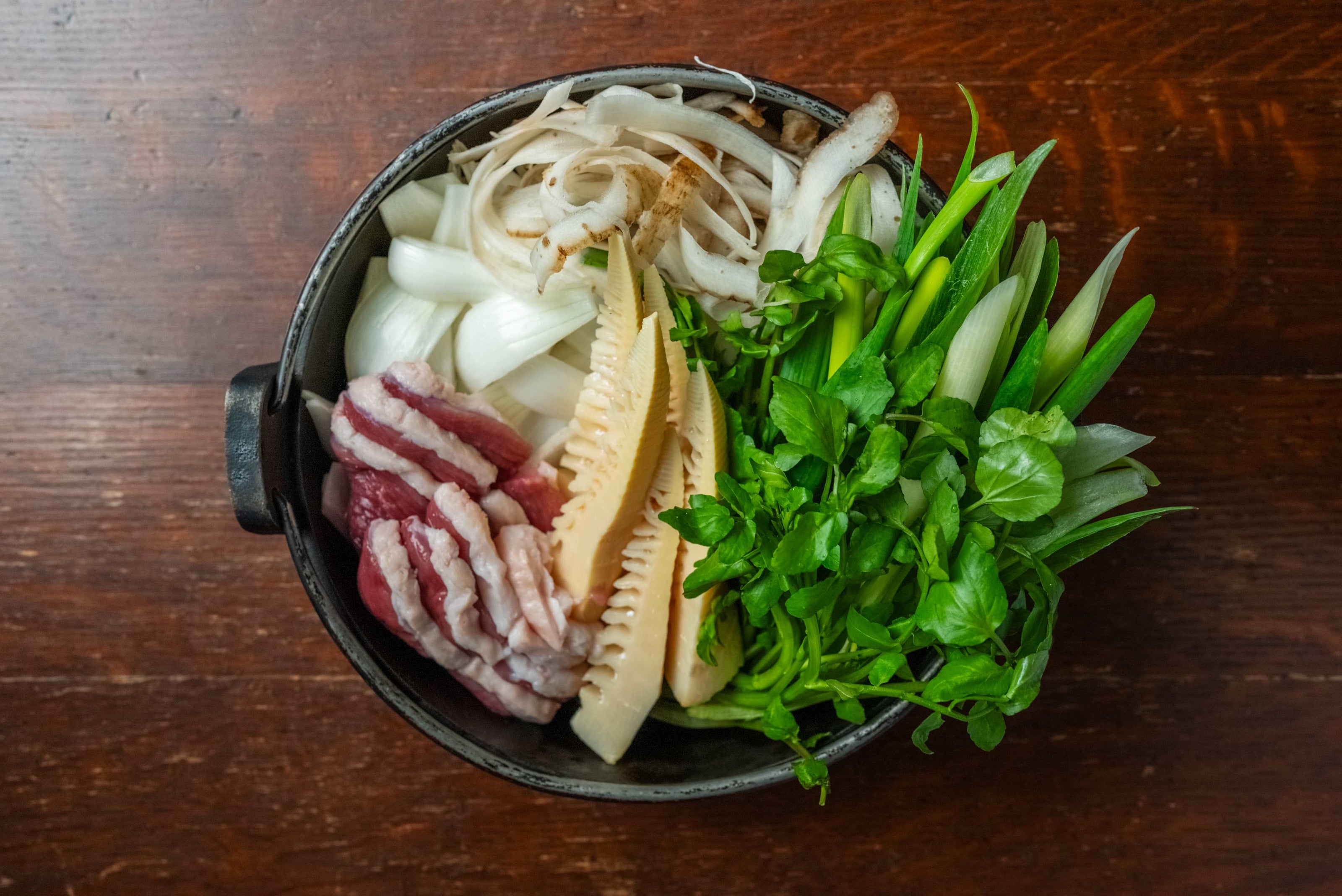 【5月中旬まで】［鴨すき・関西風］春限定　河内鴨とクレソン、新玉ねぎと筍のすき焼き　　藤乃工房謹製 生二八そば付　.