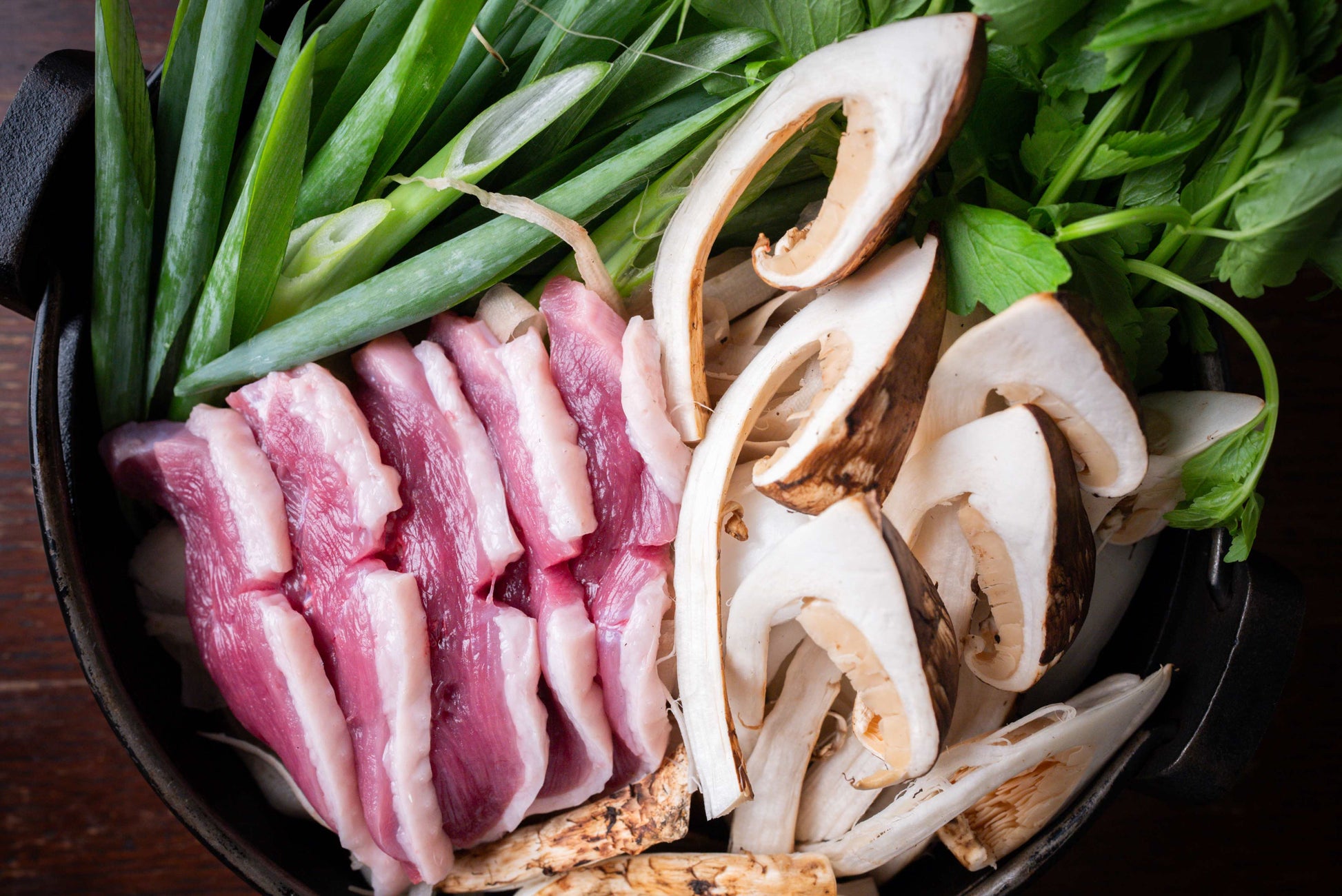［鴨すき・関西風］河内鴨と松茸のすき焼きをお取り寄せできます