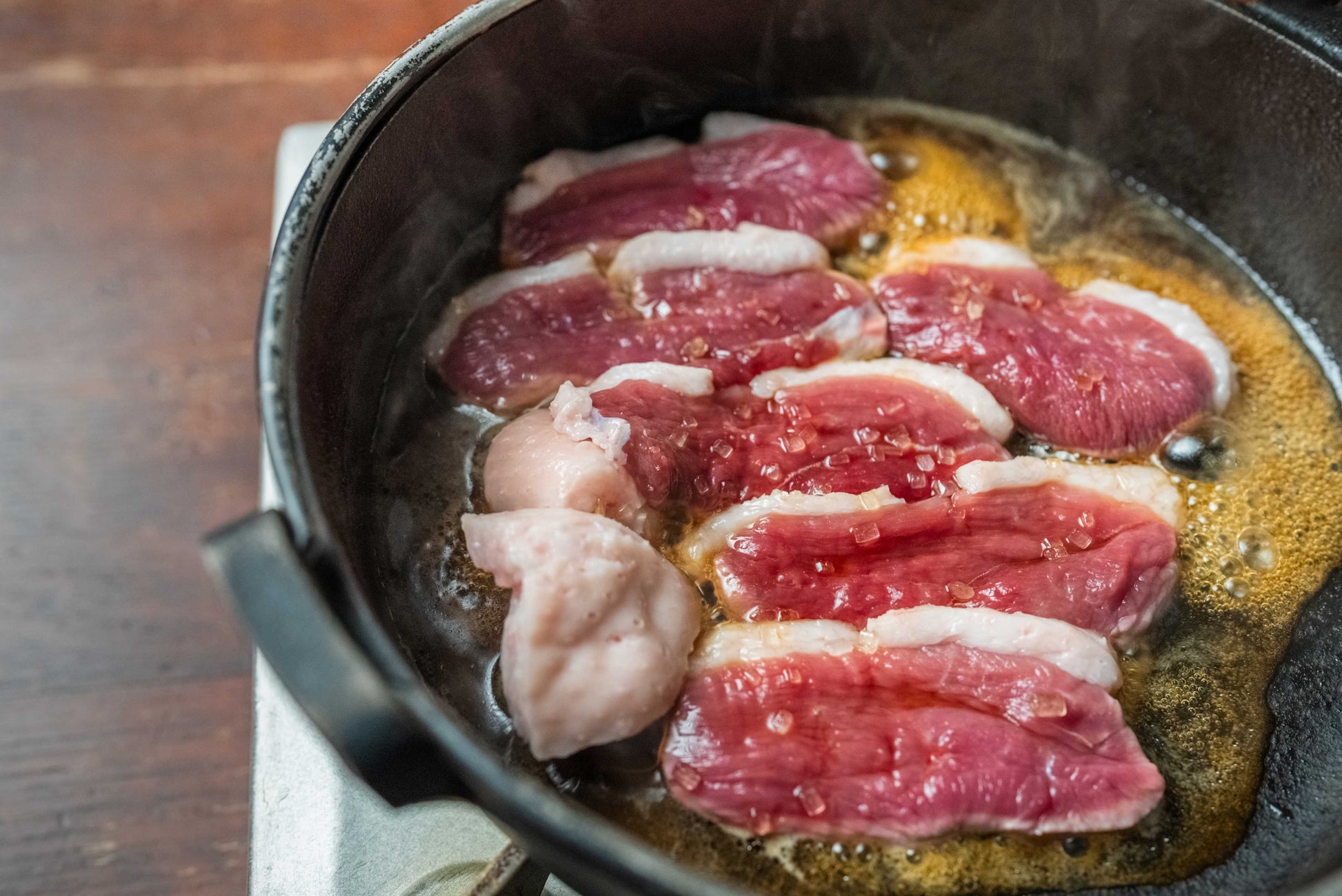 ［鴨すきとワイン］河内鴨とクレソンのすき焼きとポルトガル・トゥリガ・ナシオナル（赤ワイン）.