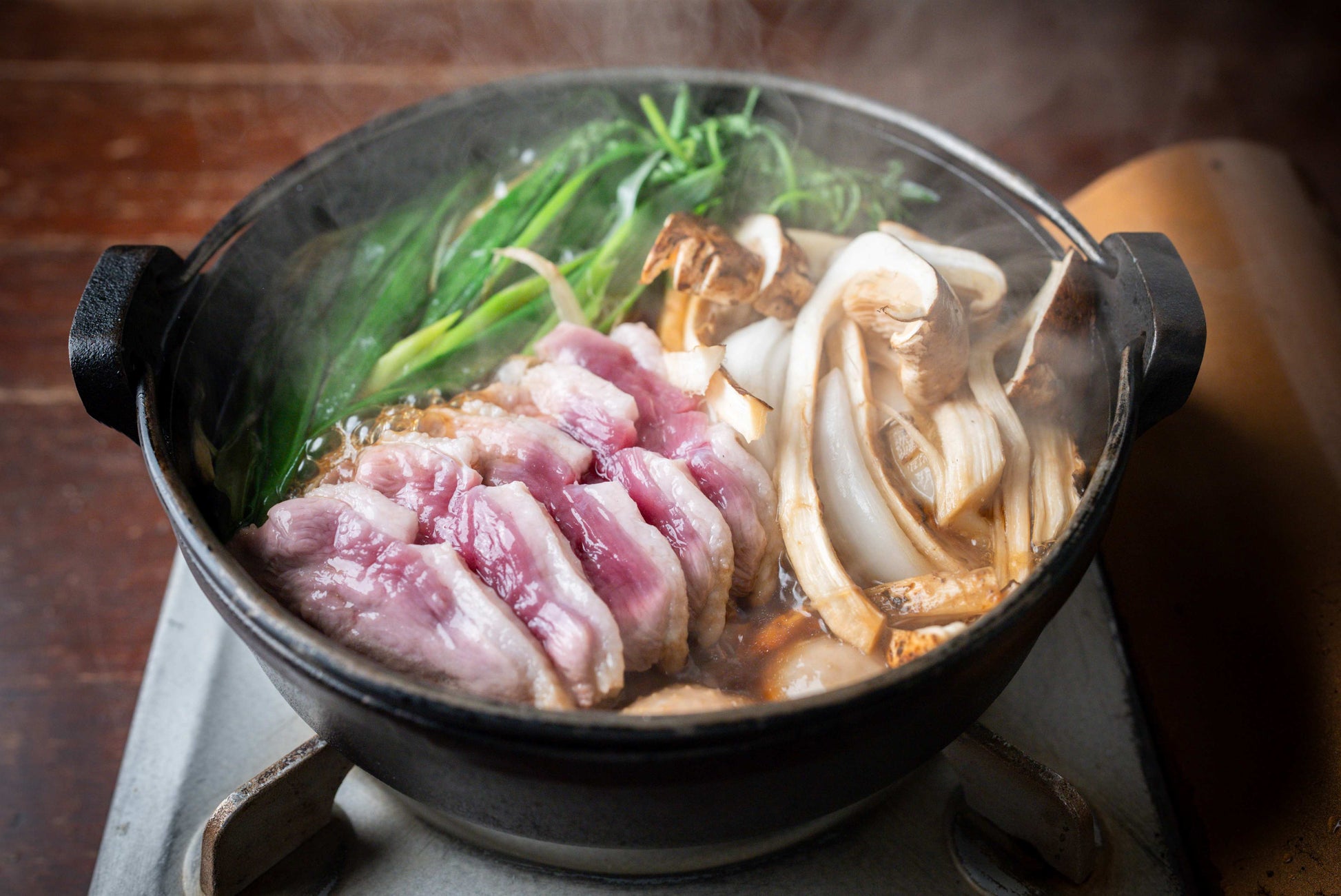 ［鴨すき・関西風］河内鴨と松茸のすき焼きのお取り寄せ。秋限定