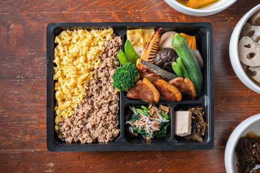 料理長の手づくりお花見弁当「鴨とたまごのそぼろ弁当」.
