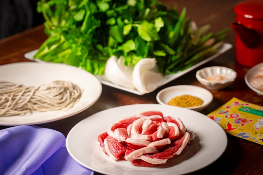 【ふろしきギフト】大阪の粋を贈る。河内鴨のすき焼きと、やまつ辻田名代柚子七味のセット～藤乃工房謹製 生二八そば付～ eギフト対応