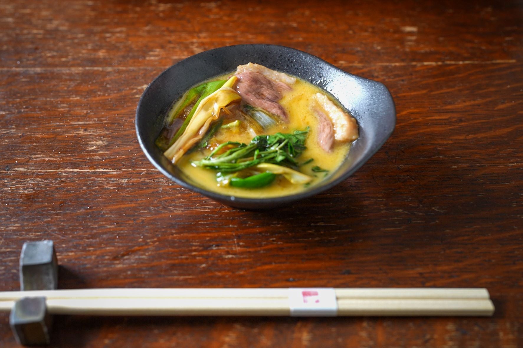 ［鴨すきとワイン］河内鴨とクレソンのすき焼きとポルトガル・トゥリガ・ナシオナル（赤ワイン）.